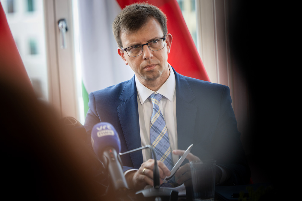 0_FZ2744.jpg
